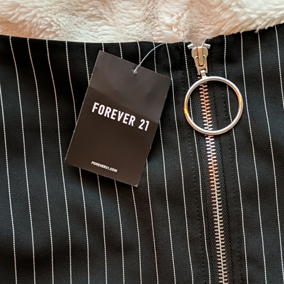 Pin striped skirt - Picture 2 of 3